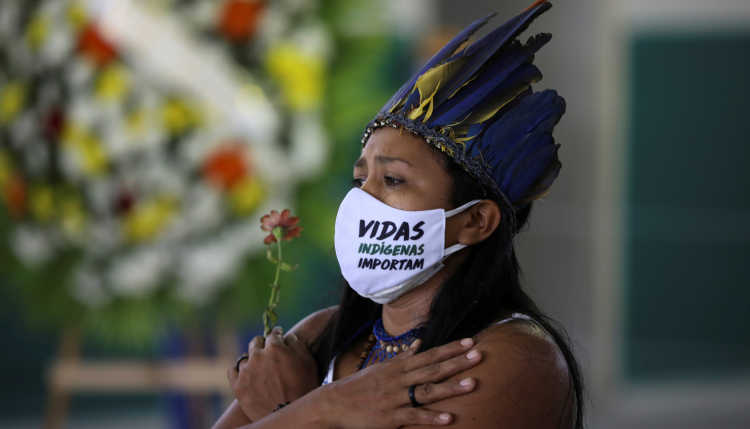 Brasilien, Indigene Frau mit Mund-Nasenschutz auf dem geschrieben steht "Vidas indígenas importam"