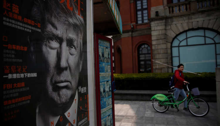 Plakat von Donald Trump an einer Wand in der Volksrepublik China.