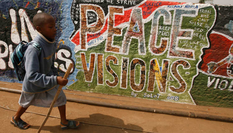 Ein Kind läuft an einem Graffiti von Solomon Muhandi im Kibera-Slum von Nairobi vorbei