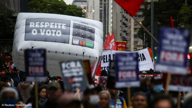 Demonstranten nehmen an einer Demonstration für Demokratie und freie Wahlen und gegen den brasilianischen Präsidenten Jair Bolsonaro auf der Avenida Paulista in Sao Paulo, Brasilien, teil, 11. August 2022.