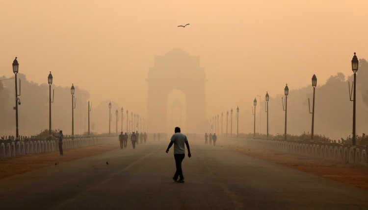 A street in New Delhi in the smog fog.