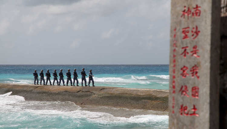 Bild von Chinesische Soldaten, die auf den Spratly Inseln patrouillieren 