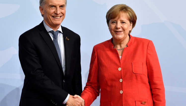 Mauricio Macri und Angela Merkel schütteln die Hände