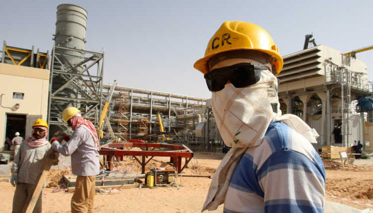 Arbeiter auf einem Ölfeld in Saudi-Arabien.