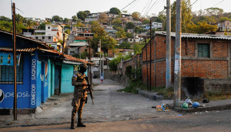 Soldat bewacht die Einhaltung der Corona Ausgangssperre in El Salvador