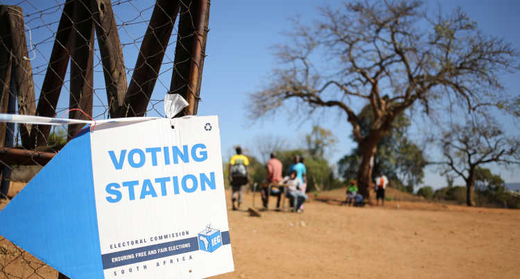 Einheimische stehen vor einem Wahllokal während der angespannten Kommunalwahlen in Vuwani, Südafrikas