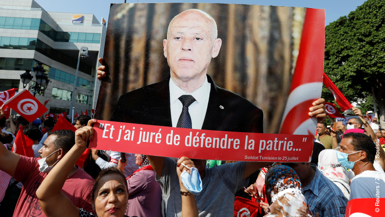 Anhänger des tunesischen Präsidenten Kais Saied demonstrieren in Tunis, Tunesien, 3. Oktober 2021, für seine Machtübernahme und die Suspendierung des Parlaments.