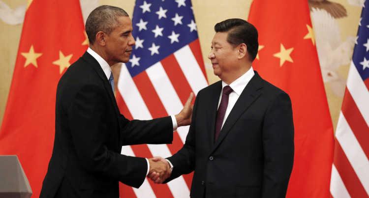 Barack Obama and Xi Jinping shake hands at a meeting.