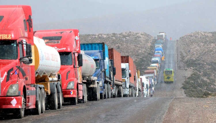 Endlose Lastwagenschlange an der chilenischen Grenze.