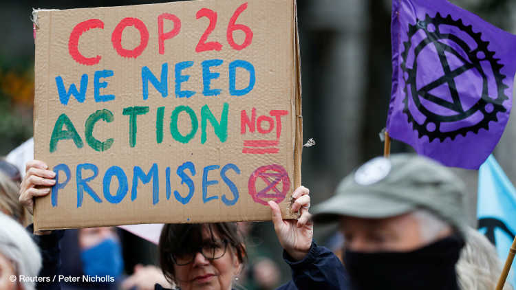Ein Demonstrant hält ein Schild während einer Demonstration von Klimaaktivisten der Extinction Rebellion.