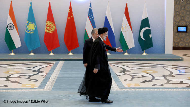 Der Präsident Usbekistans, SHAVKAT MIRZIYOYEV (r.), trifft den iranischen Präsidenten EBRAHIM RAISI (l.) während des 22. Gipfeltreffens der Staats- und Regierungschefs der Shanghaier Organisation für Zusammenarbeit (SCO) in Samarkand, Usbekistan.