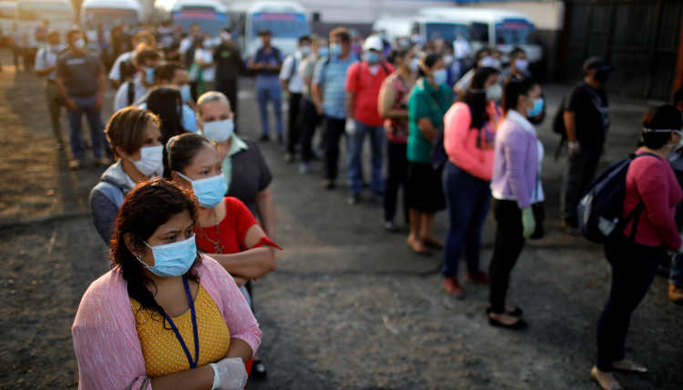 Menschen in El Salvador bilden Warteschlangen in der Corona-Pandemie.