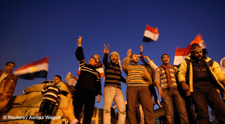 Regierungskritische Demonstrant:innen feiern auf dem Tahrir-Platz nach der Ankündigung des Rücktritts des ägyptischen Präsidenten Hosni Mubarak am 11. Februar 2011 in Kairo.