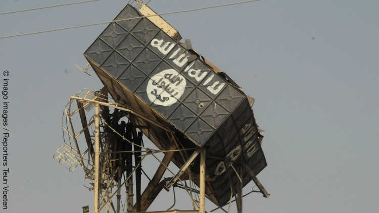 ISIS hat ihr Logo, die schwarze Flagge, auf einen Wasserturm gemalt