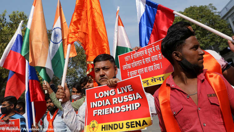 Aktivisten der Hindu Sena, einer rechtsgerichteten Hindu-Gruppe, halten Plakate und Fahnen, während sie an einem Marsch zur Unterstützung Russlands angesichts der anhaltenden Invasion in der Ukraine am Connaught Place in Neu-Delhi, Indien, teilnehmen.