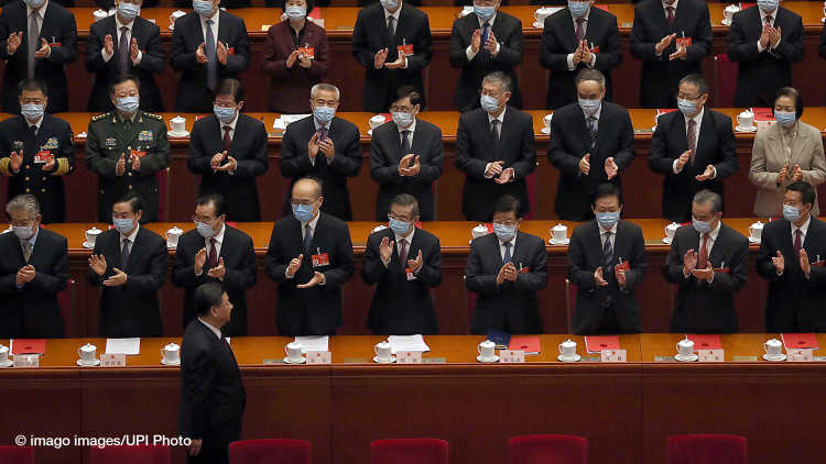 Der chinesische Präsident Xi Jinping erhält Beifall, als er zum Abschluss der vierten Sitzung des 13. Nationalen Volkskongresses (NVK) in der Großen Halle des Volkes in Peking am Donnerstag, 11. März 2021, eintrifft.