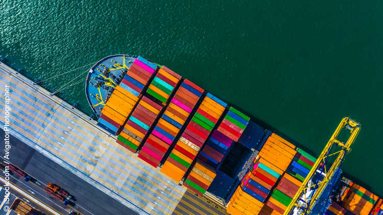 Containerfracht Frachtschiff mit Arbeits Kranbrücke Entladung am Containerterminal, Luftbild Draufsicht Containerschiff am Tiefseehafen