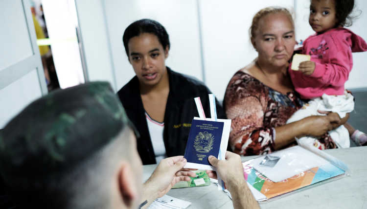 Eine venezolanische Familie bei der Grenzkontrolle von Pacaraima, Brasilien.