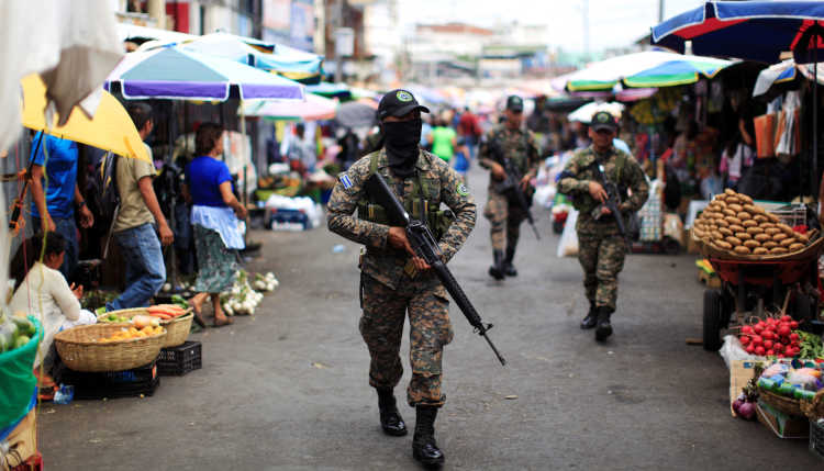 Soldaten patrouillieren in San Salvador.