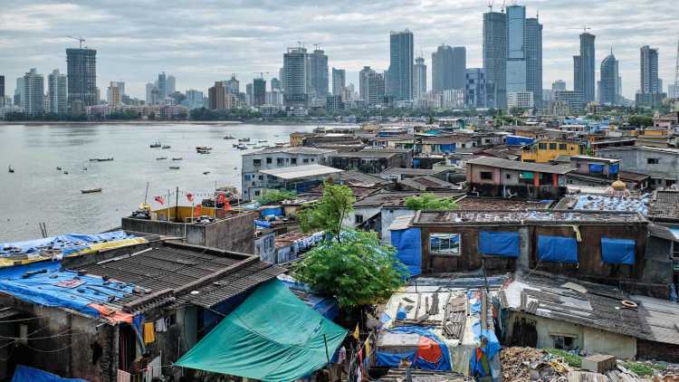 Blick auf die Skyline von Mumbai mit dem Bandra Slum