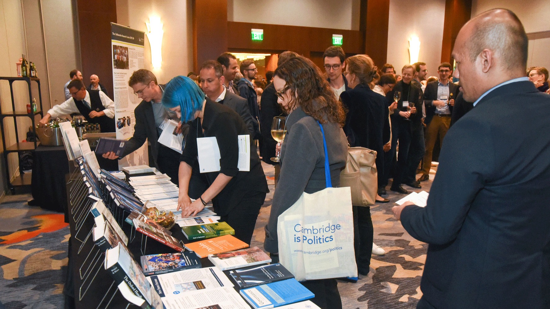 Menschen am Materialtisch