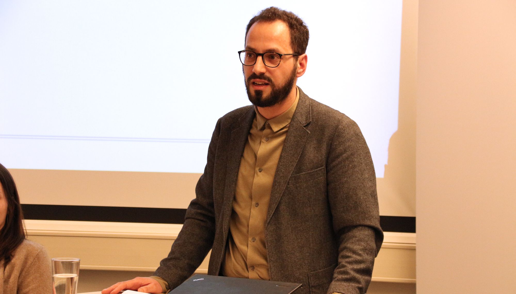 Dr. Roy Karadag gives a lecture