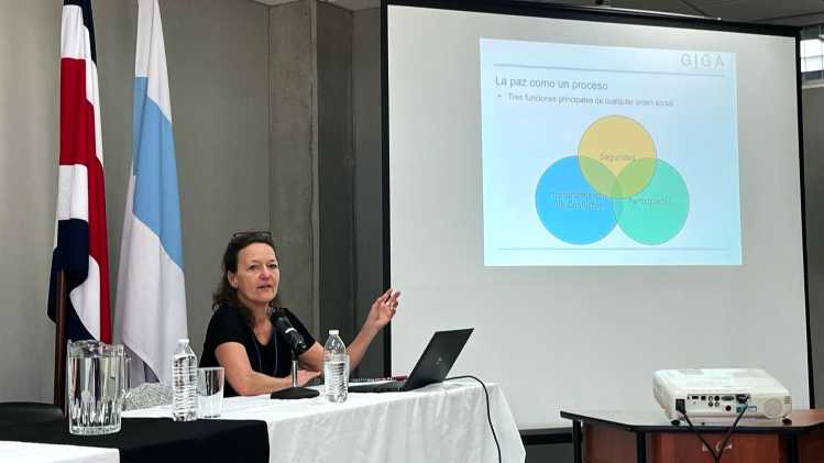 Photo of Sabine Kurtenbach presenting her work at the workshop in Costa Rica organised by Désirée Reder.