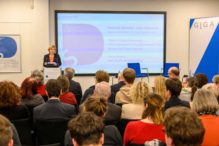 Picture of Federal Minister Julia Klöckner in front of audience