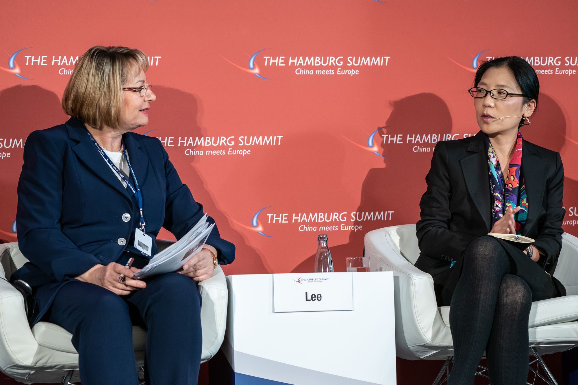 Picture of Dr. Margot Schüller and Ling Yiqun (Vice General Manager, China Petrochemical Corporation (Sinopec Group), P.R. China)