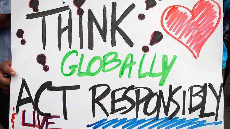 Plakat auf dem "Think global" steht