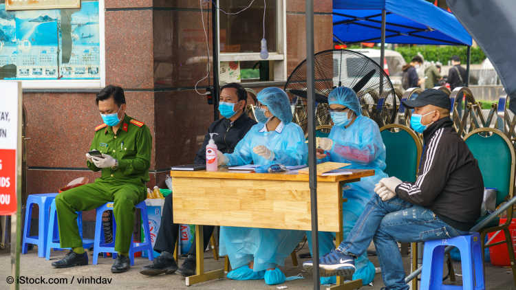 Kontrollaktivitäten am Haupteingang des Bach Mai Krankenhauses in Hanoi, während der Covid-19-Coronavirus-Pandemie