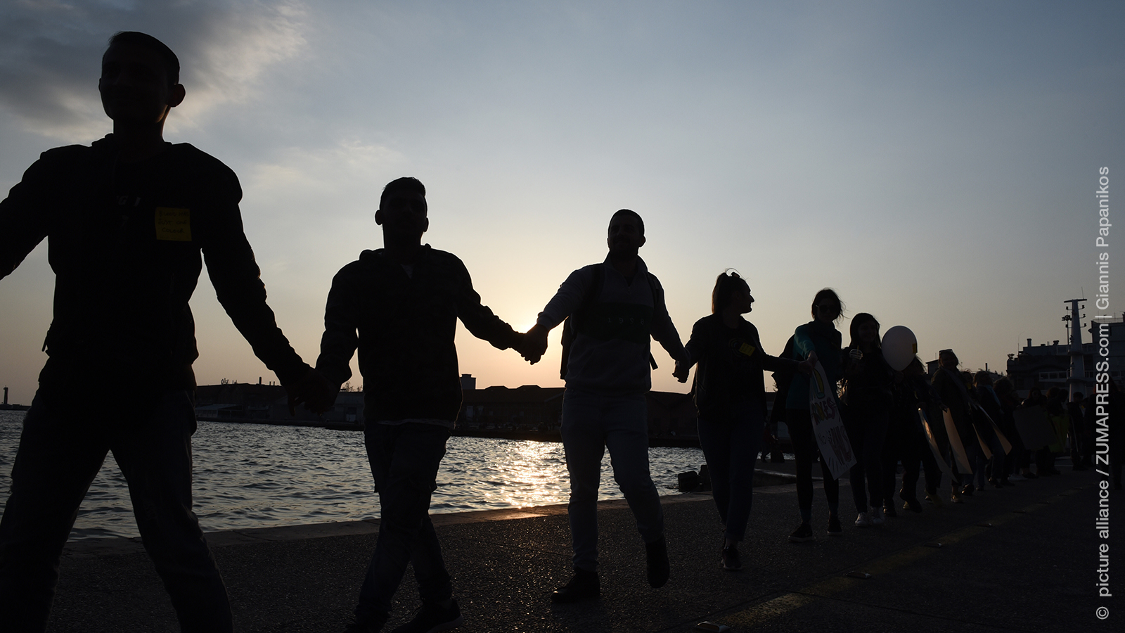 Towards a habit-rupture model of intergroup contact in everyday settings