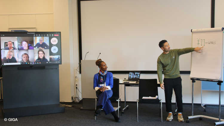 Photo of Diversity Days at the GIGA: Moderator points at flipchart