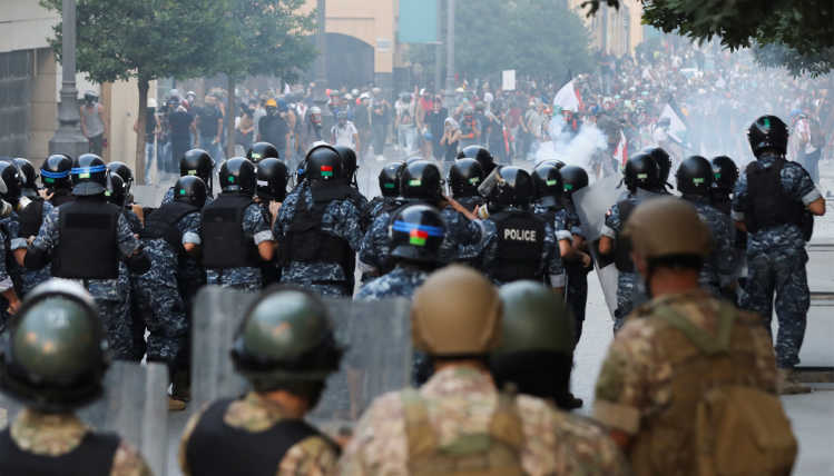 Bei regierungsfeindlichen Protesten in Beirut, Libanon, am 1. September 2020 konfrontieren Demonstrierende die Sicherheitskräfte.