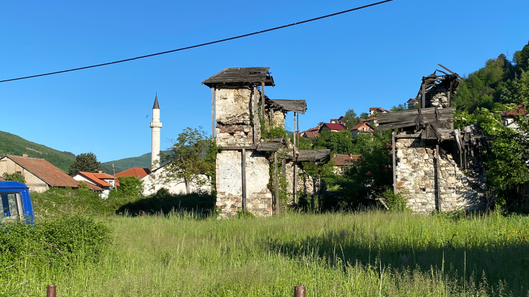 The Mehmed-paša Kukavica mosque in the foreground (still destroyed), the Careva (Imperial) mosque in the background (reconstructed in 2017), in the town of Foča (Eastern Bosnia), May 2021.