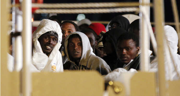 Migranten auf einem Flüchtlingsschiff.