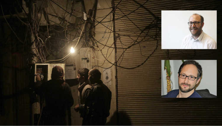 Bewohner kontrollieren einen Stromkasten für Strom, der von Generatoren im Osten von al-Ghouta in der Nähe von Damaskus verteilt wird und Fotos von den Gewinnern.