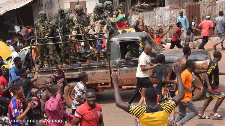 People are seen around members of Guinea s special forces in Conakry, Guinea.