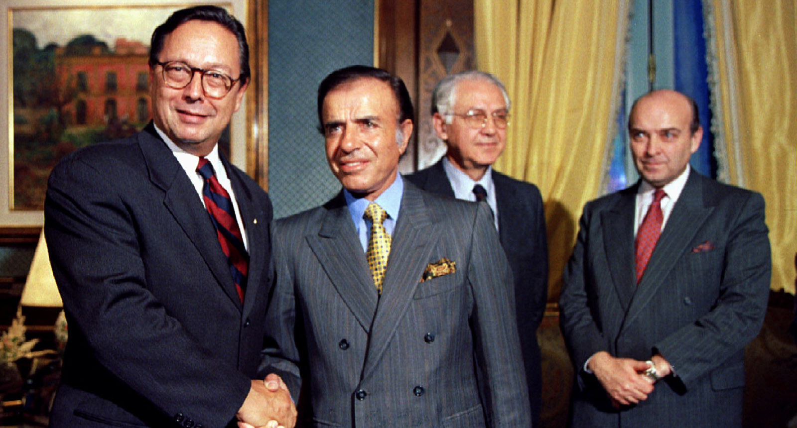 Pedro Sampaio Malan (Brazil) and Carlos Menem (Argentina) shake hands.
