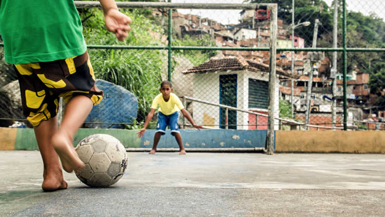 Zwei Jungen spielen in Brasilien Fußball