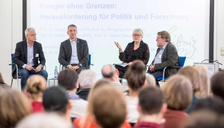 Podium from left: Prof. Dr. Egbert Tannich, Prof. Dr. Stefan Niemann, Prof. Dr. Ilona Kickbusch, Prof. Dr. Wolfgang Hein