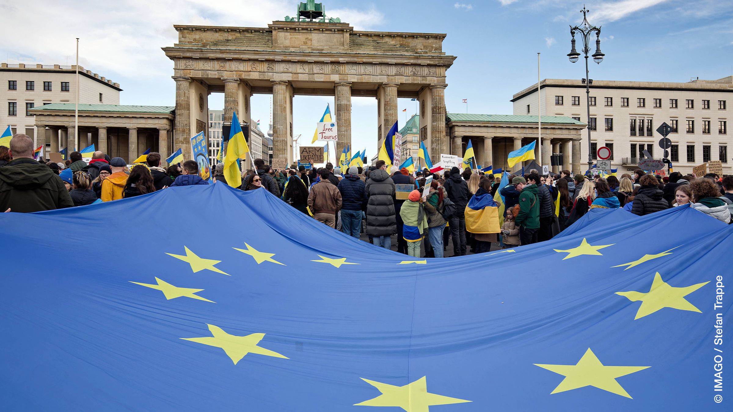 Russland zahlen lassen? Pro-Ukraine-Demonstration in Berlin