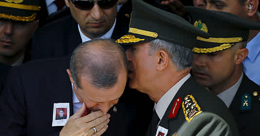 Erdogan wispert mit General Hulusyi Akar