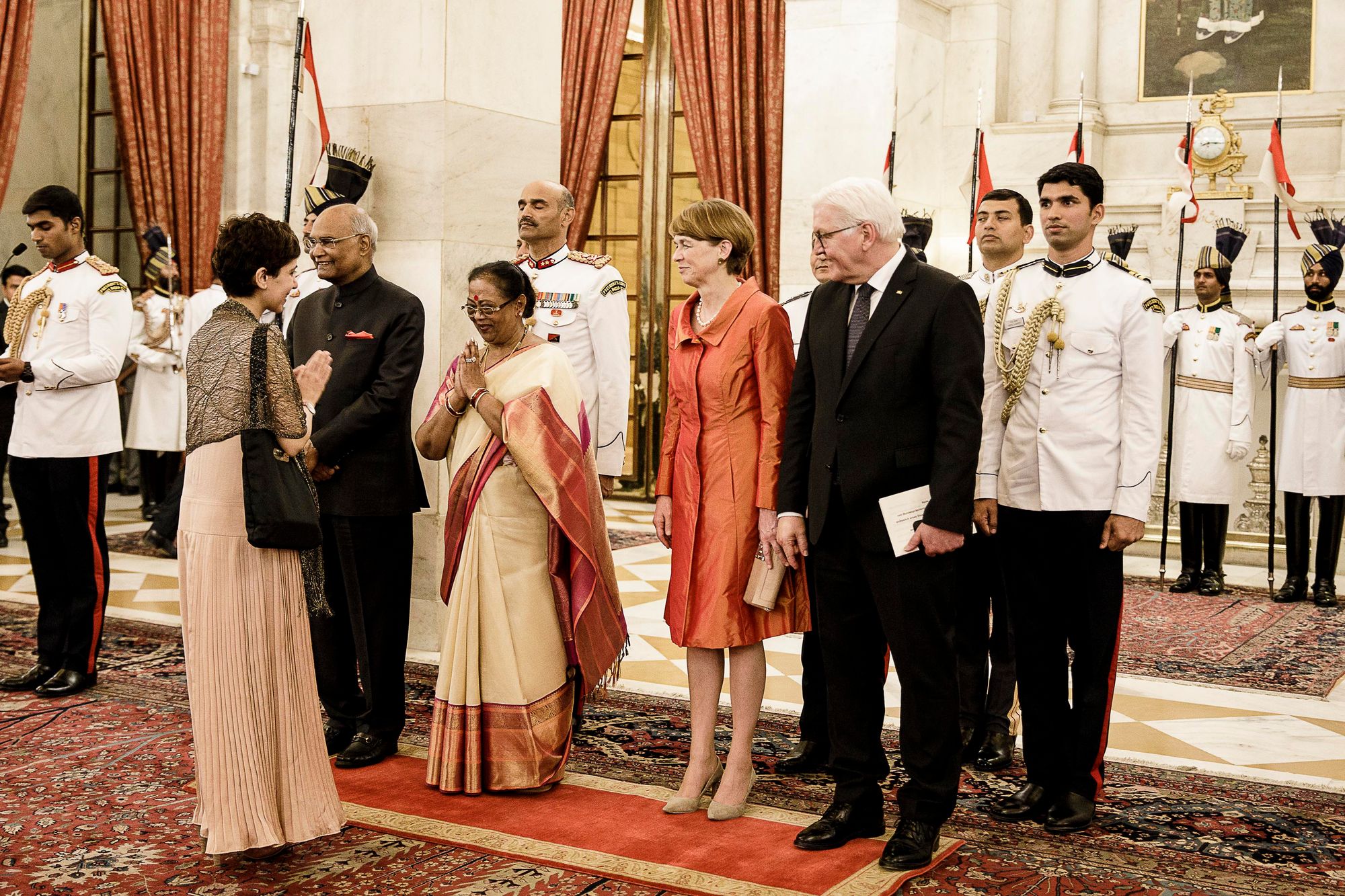 Picture of Prof. Dr. Amrita Narlikar greeting foreign minister of India