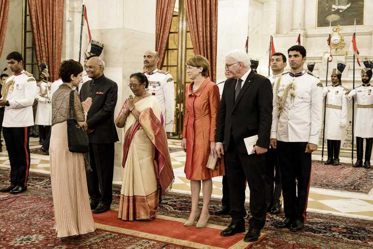 Picture of Prof. Dr. Amrita Narlikar greeting foreign minister of India