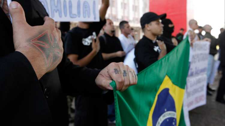 Menschen auf einer Demonstration von rechtsextremen Anhängern in Brasilien