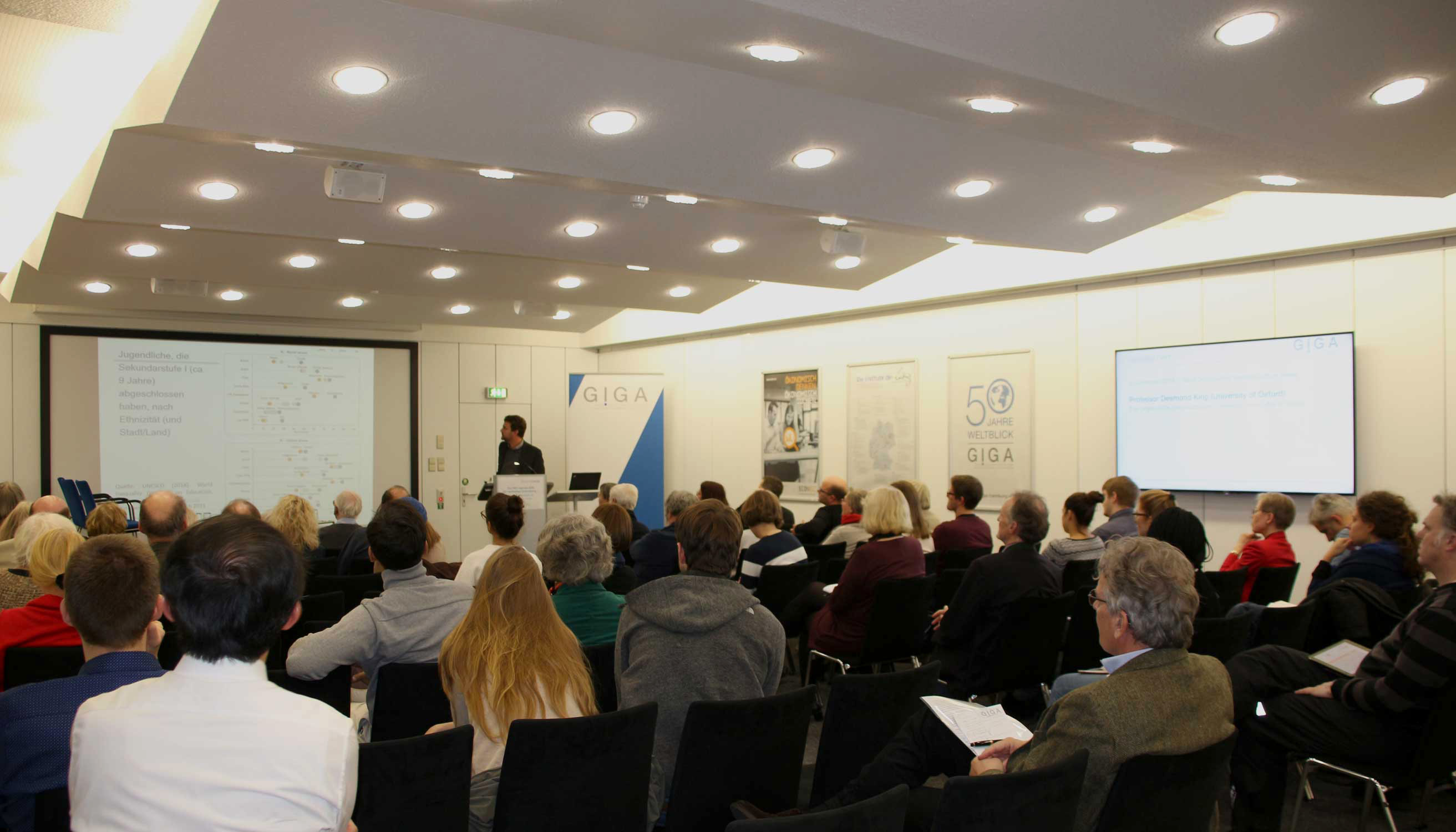 Picture of Prof. Dr. Jann Lay in front of audience