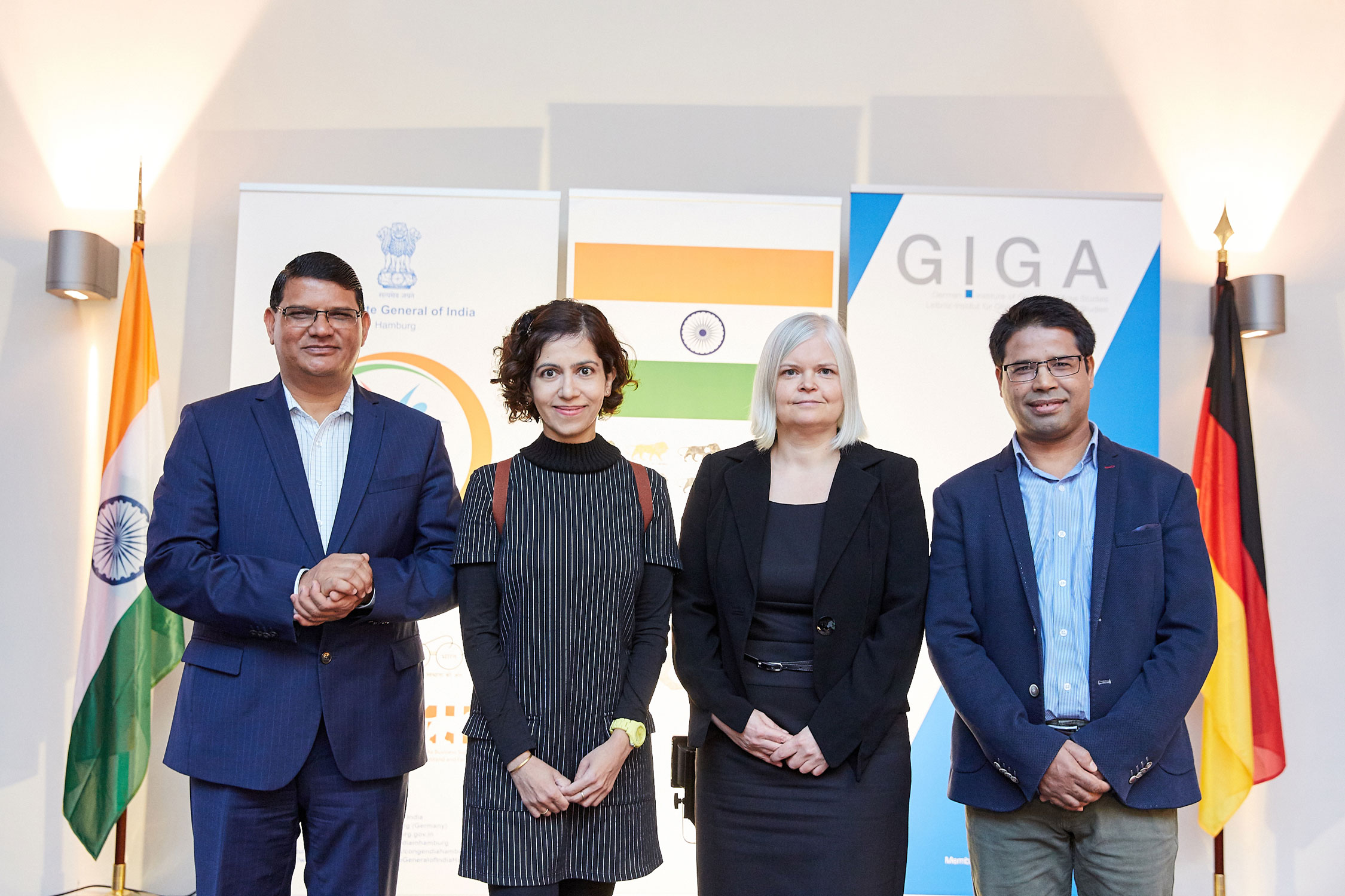 Von links: Generalkonsul Indien Madan Lal Raigar, Prof. Dr. Amrita Narlikar, Prof. Dr. Anke Turner, Dr. Ram Prasad Bhatt