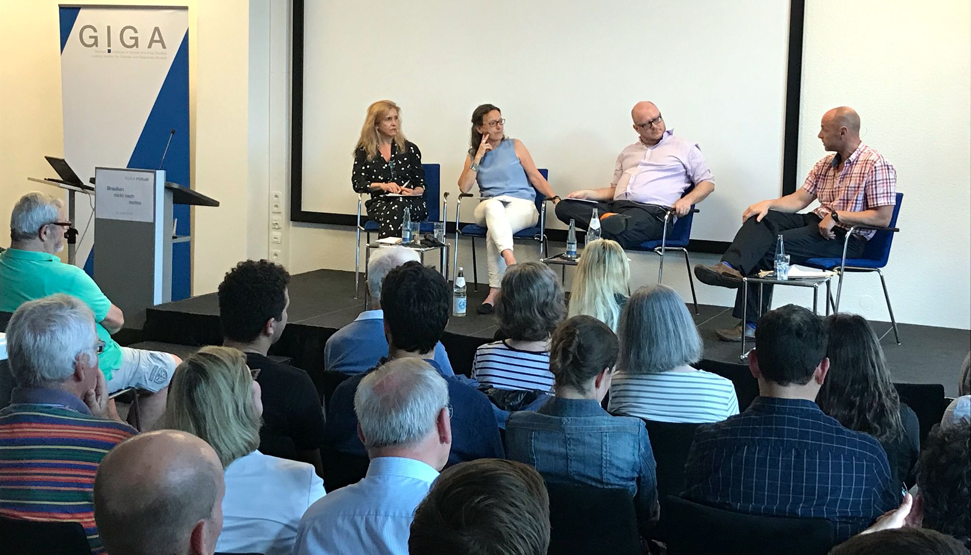 Foto Dr. Mariana Llanos, Prof. Dr. Sabine Kurtenbach, Prof. Dr. Kai Michael Kenkel, Dr. Daniel Flemes auf Podium