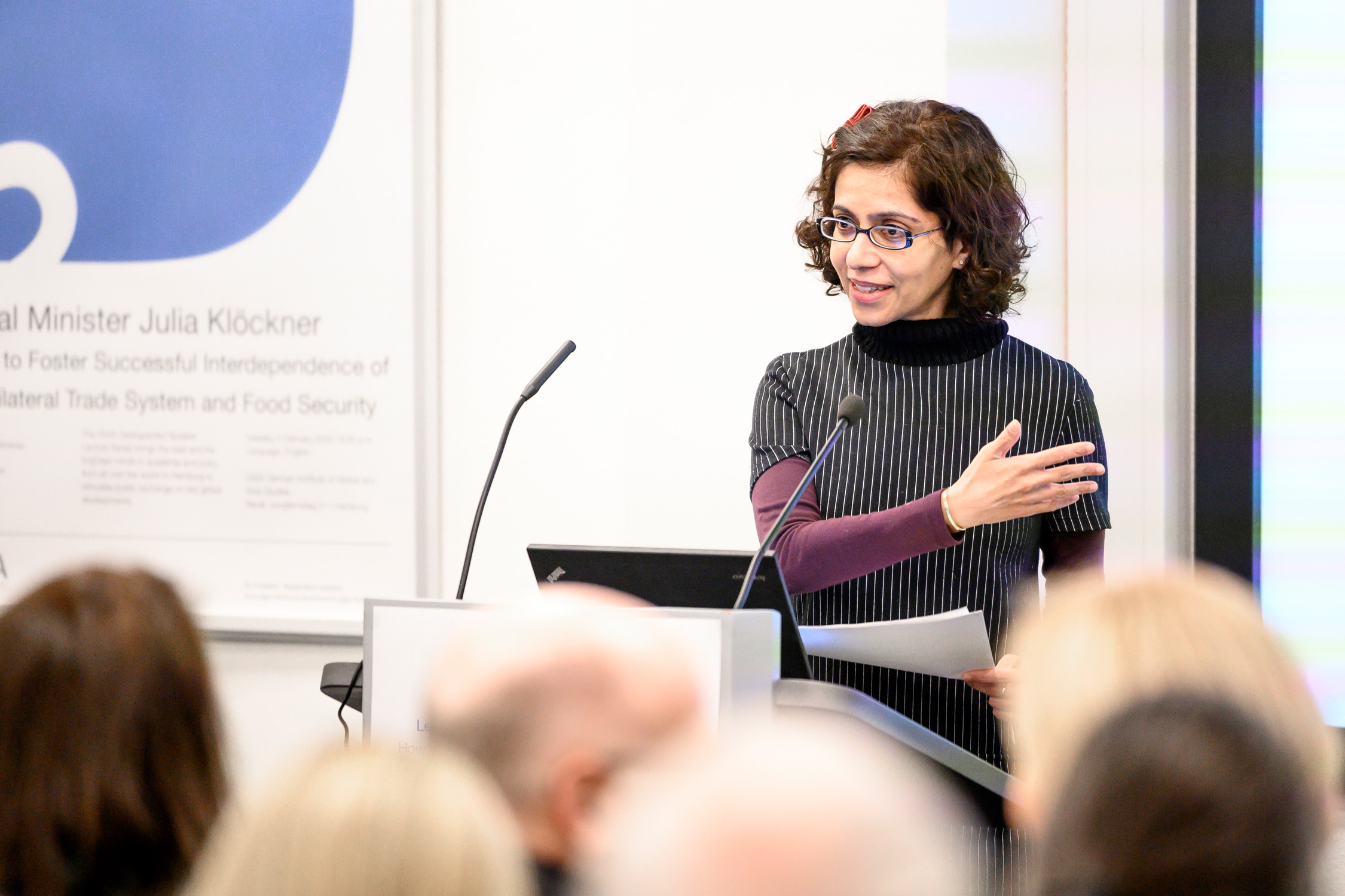 Picture of Prof. Dr. Amrita Narlikar on podium